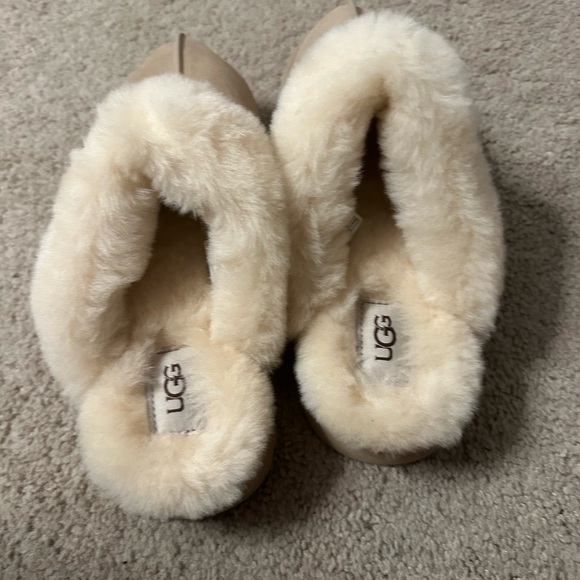 UGG - Picture 2 of 4